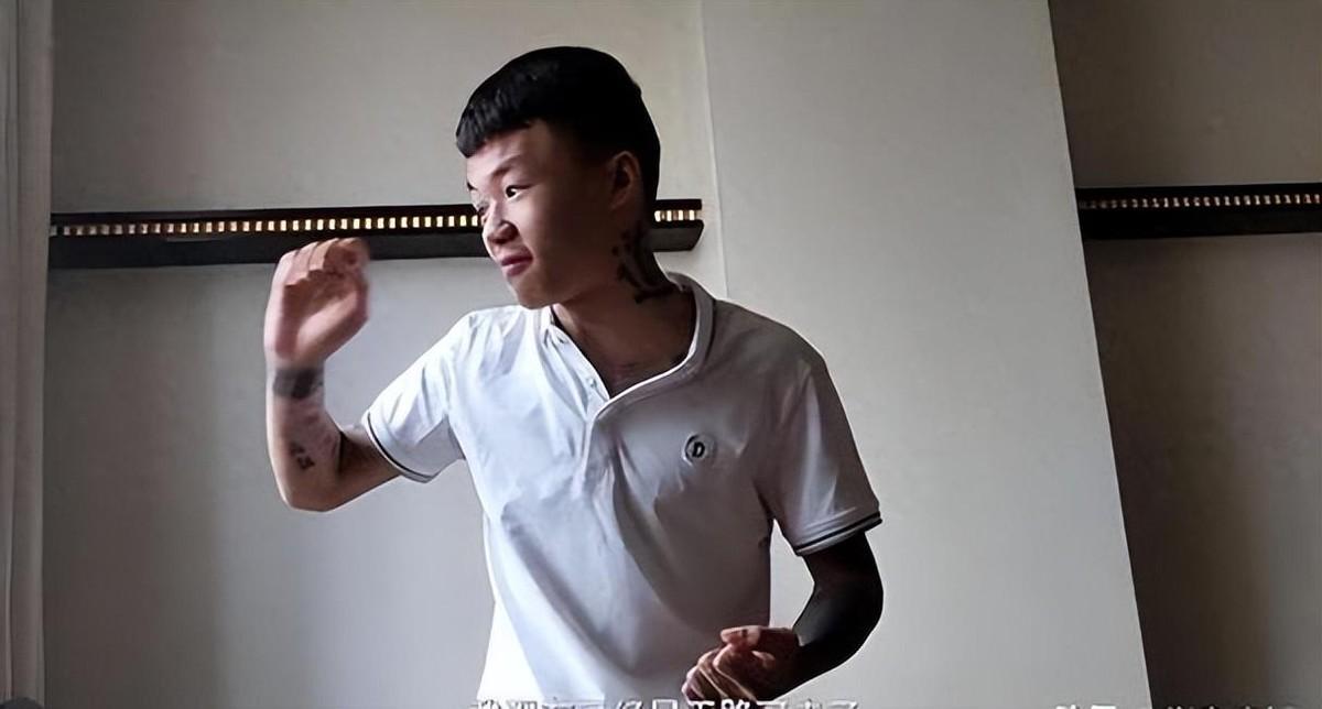 回顾14岁少年满脸纹身被父亲赶出家门找不到工作如今怎样了