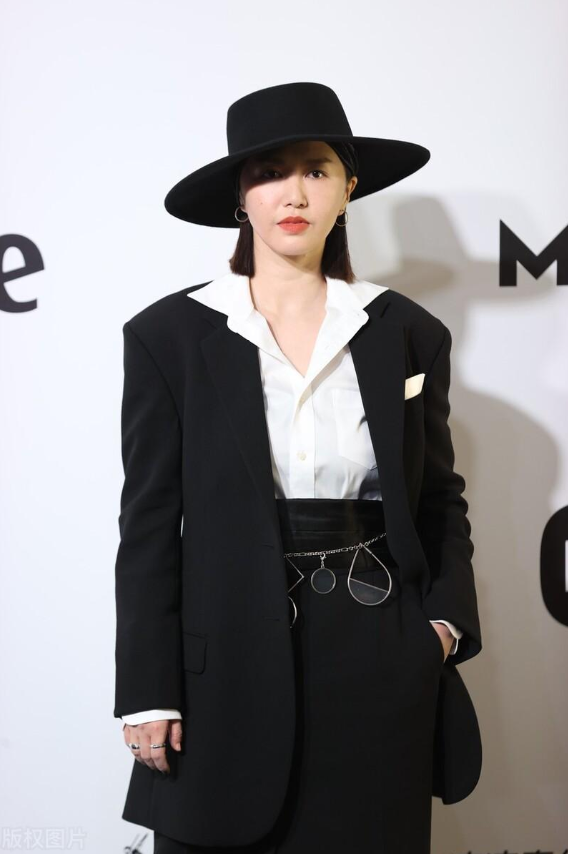 回顾娶了摇滚女神谭维维生下一儿一女陈亦飞的生活幸福吗