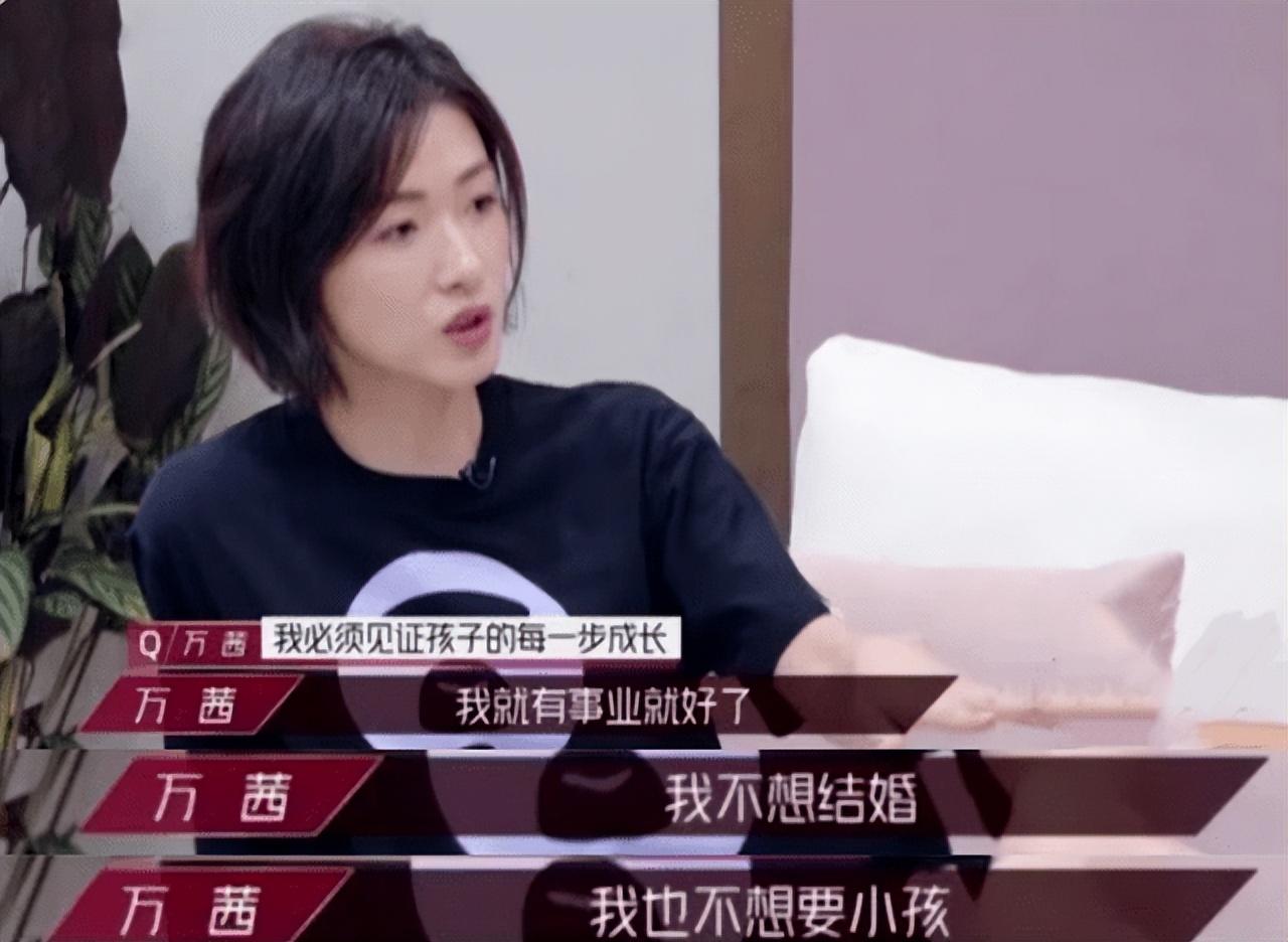 说起娱乐圈中明星的那些片场出圈神图,万茜的那张片场看手机的照片