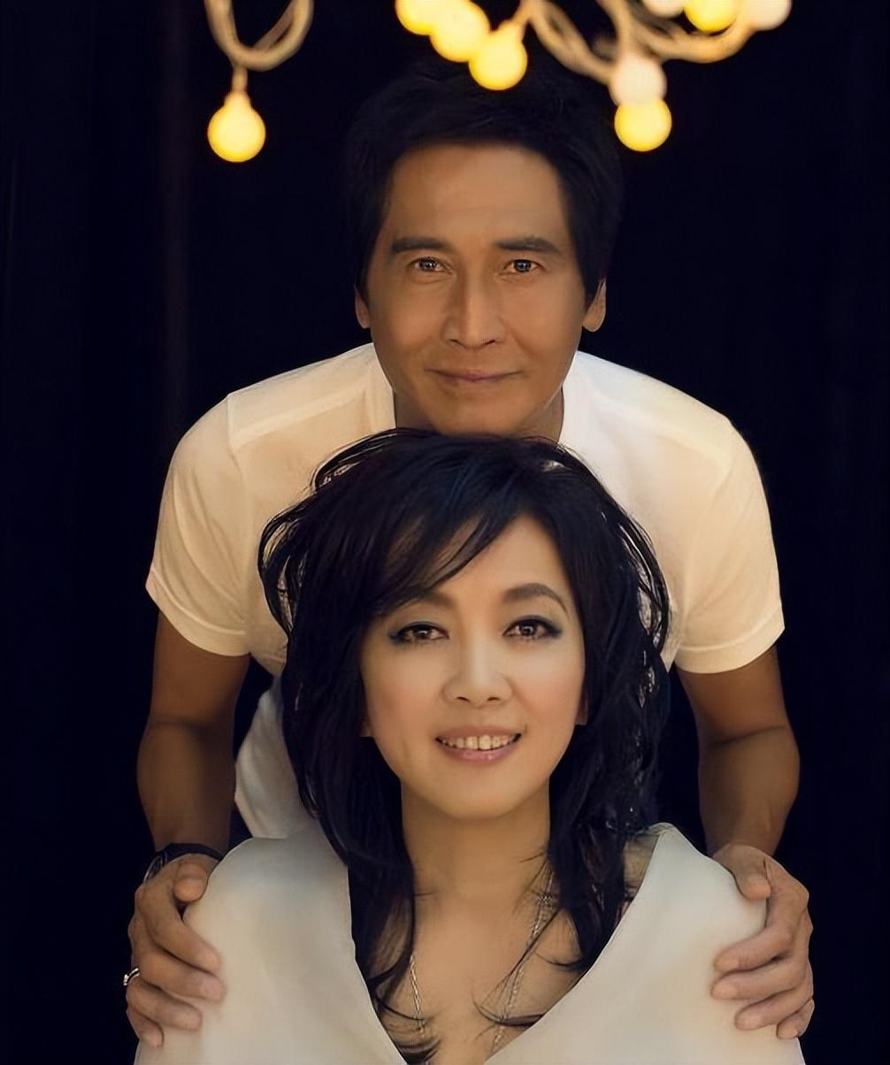 回顾孙丽雅嫁大24岁歌手齐秦婚后连生两胎现一家四口其乐融融