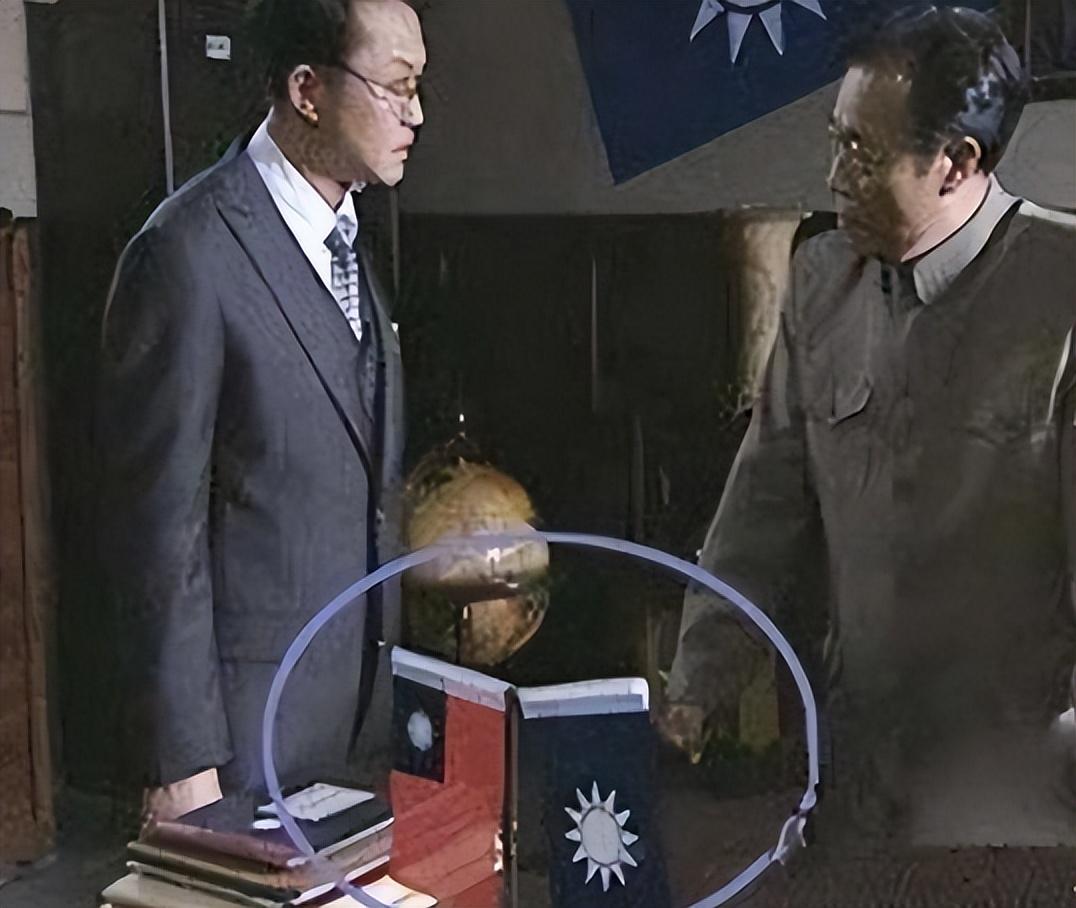 回顾潜伏穿帮镜头消失的道具不算什么还有凭空变字的信