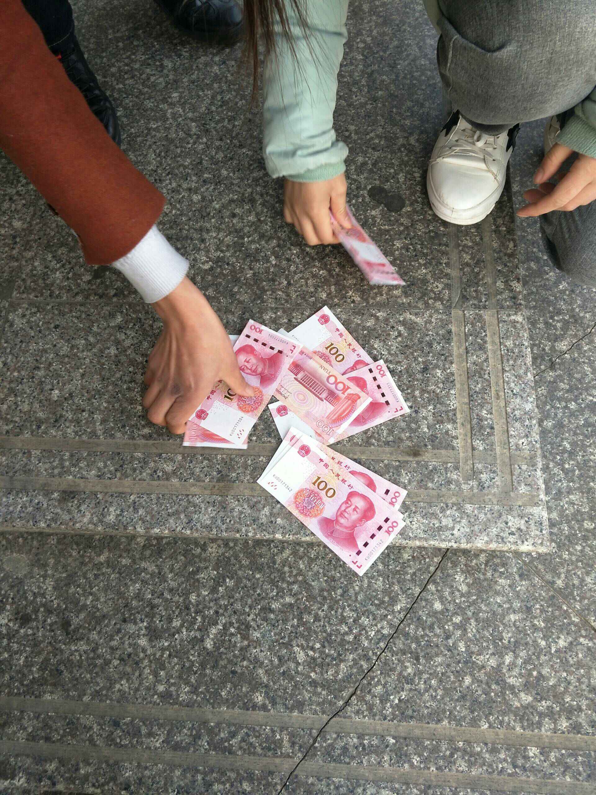 路上捡到钱获得意外好处,总是值得开心,如果能在出门时意外捡到钱