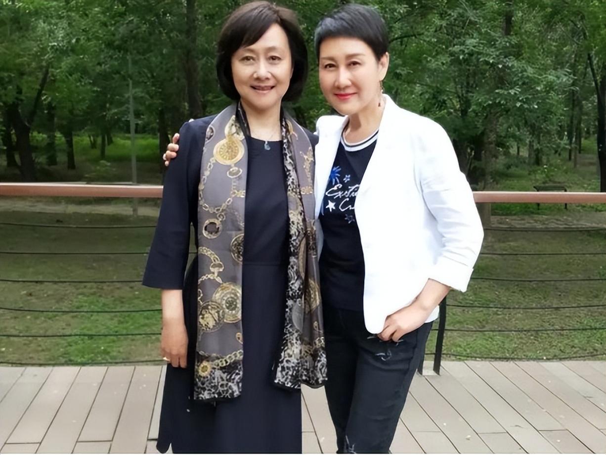 回顾演员黄梅莹命运坎坷嫁给金鑫后苦尽甘来恩爱38年生一子