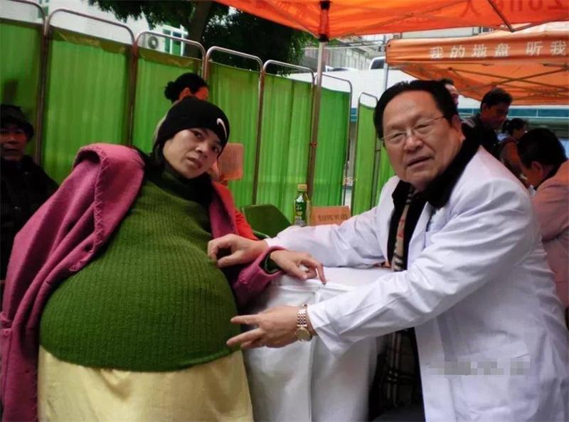 2009年被丈夫抛弃挺着60公斤肚子的女人如今活成了天使的模样