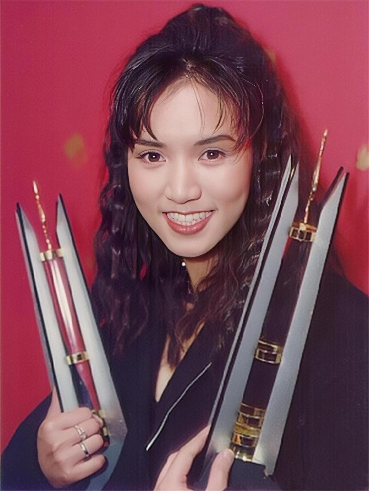 回顾黎瑞恩29岁为爱退圈嫁豪门41岁净身出户49岁独养俩娃