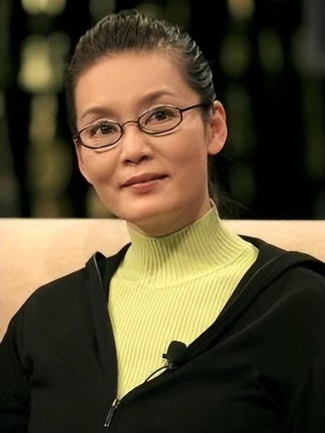 回顾潘虹32岁离婚68岁表白前夫无儿无女的生活开心就好