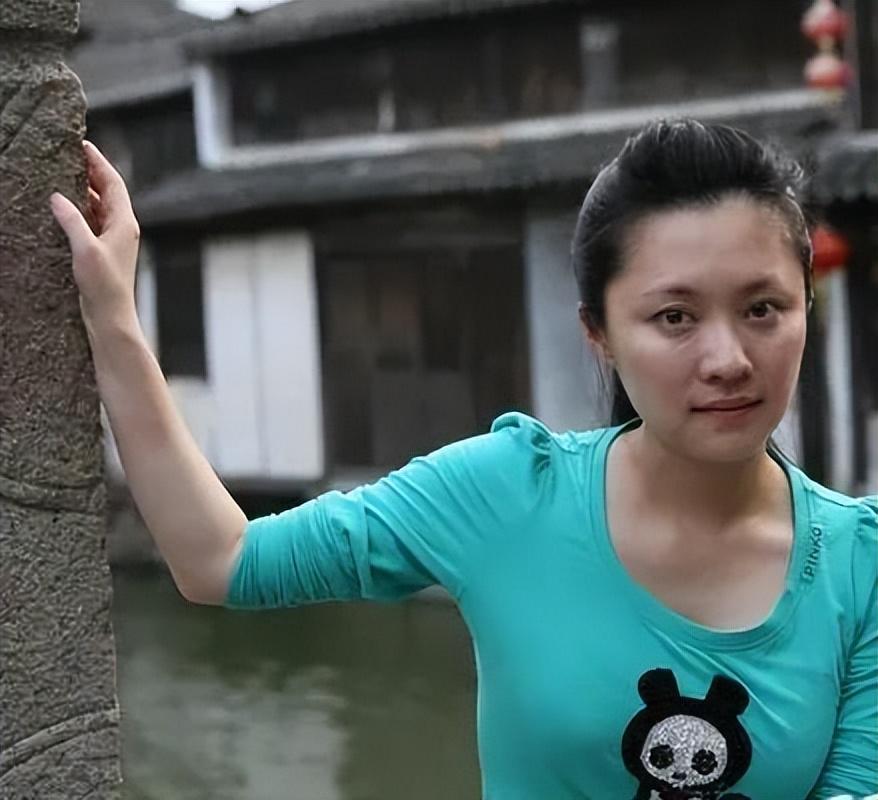回顾她是央视的素颜女神工作以来零绯闻今43岁仍是单身一人