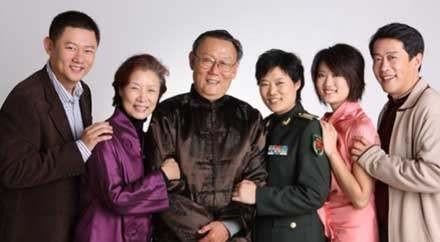 回顾吕中嫁给小学同学儿子是导演儿媳是影后女儿们是国家栋梁