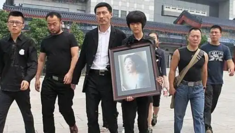 不少当初与李婷交好的朋友都哭到无法抑制.