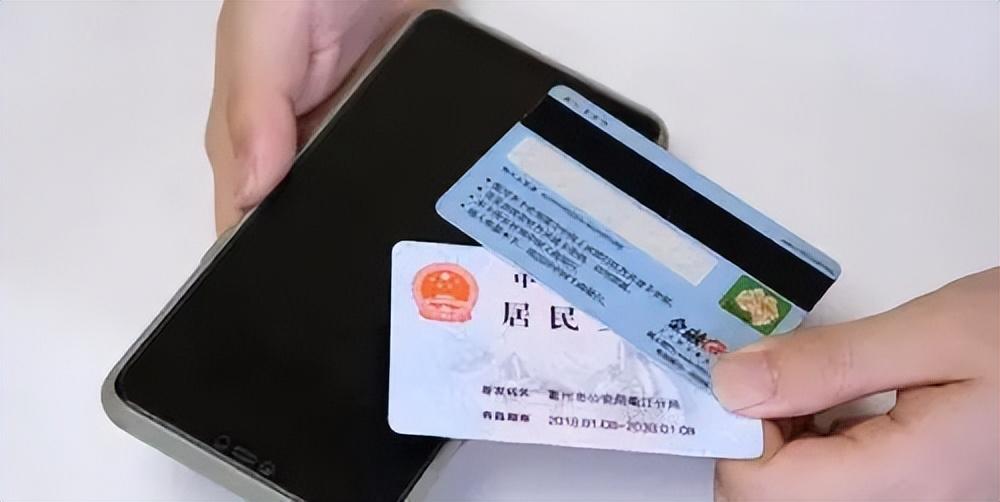 银行卡别再开通短信通知了,不少人没当回事,多亏有银行员工提醒