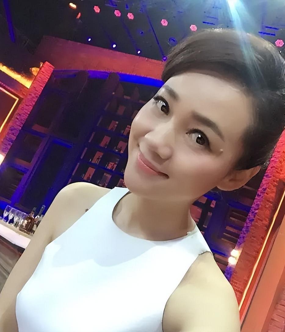 回顾她是美女主持人嫁给神秘老公生下三个孩子50岁宛如少女