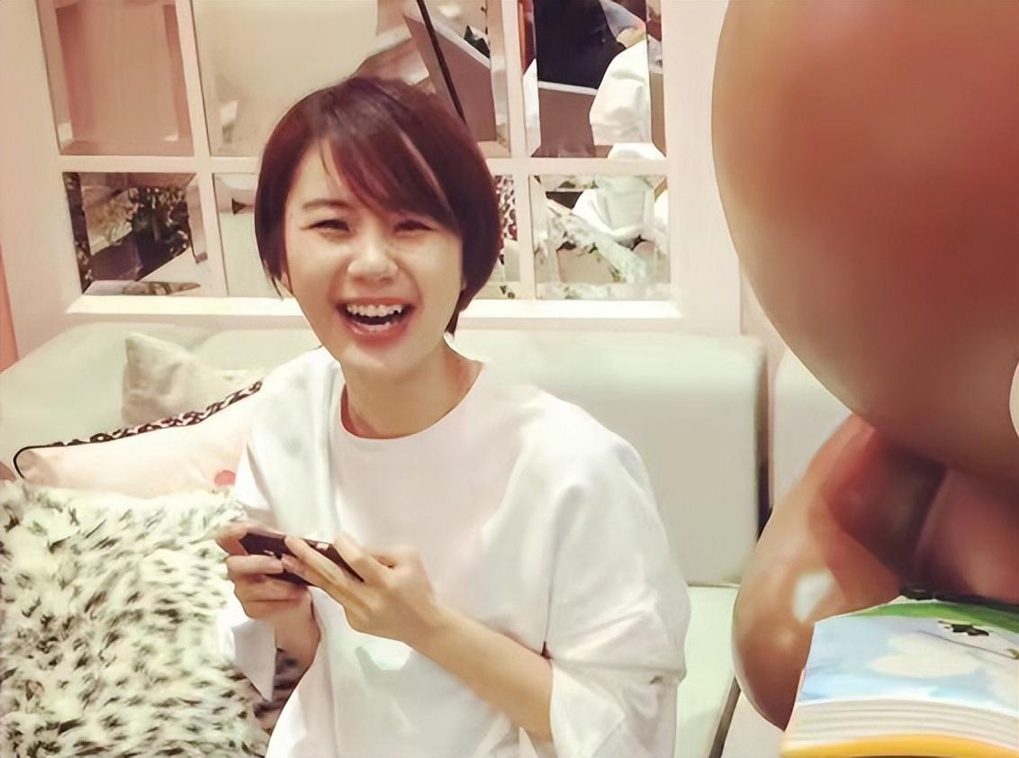 回顾张潮二婚娶小20岁美娇娘62岁又做父亲对大女儿心怀愧疚