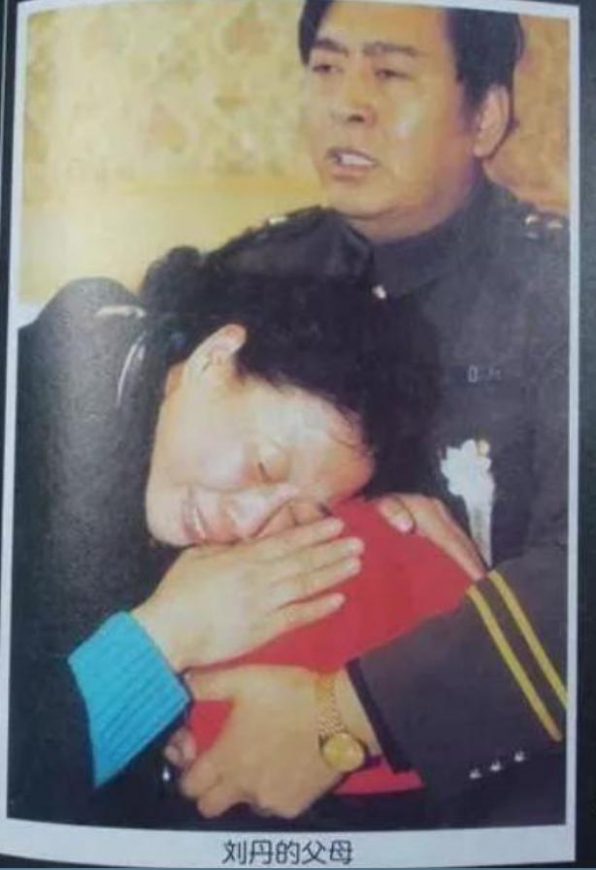 回顾刘丹27岁离世父亲殉职哥哥绝症萧剑坚持为她扫墓21年