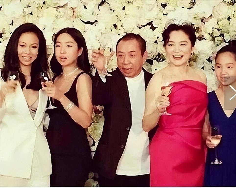 娱乐圈的老戏骨张丰毅,他曾经搭档张国荣拍摄了《霸王别姬》.