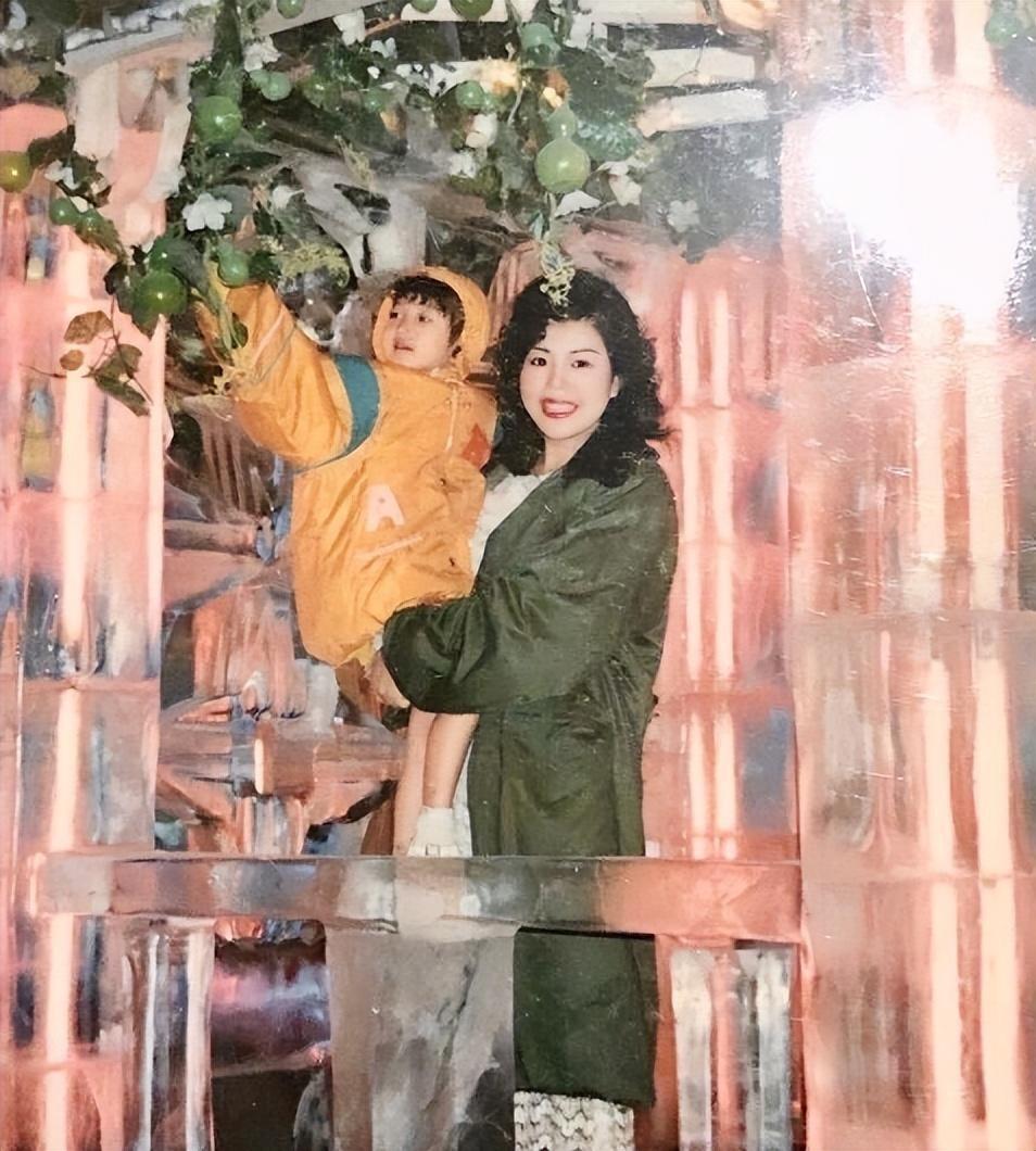 回顾毛晓彤刚出生被扔垃圾桶成名后父亲找上门要五千万赡养费