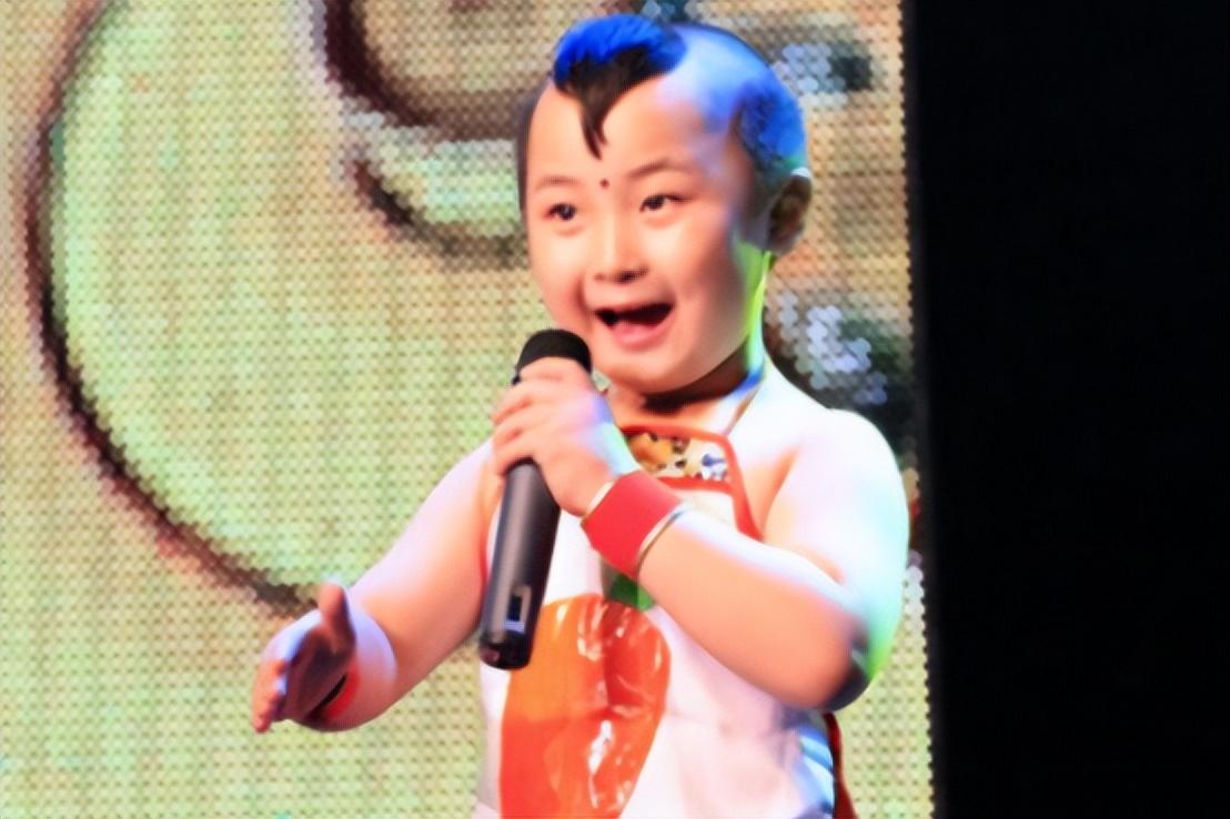 2013年2月9日,邓鸣贺与妹妹一同出现在春晚的舞台,为观众带来了节目