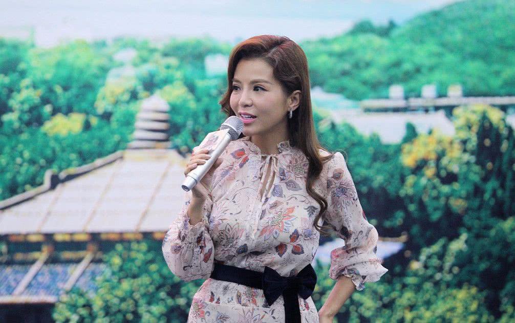 回顾朱迅嫁大8岁王志伺候瘫痪公公抗癌期母亲成心中一生的痛