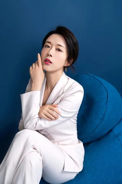 回顾演员颜丹晨嫁小4岁同行44岁高龄生子如今幸福美满