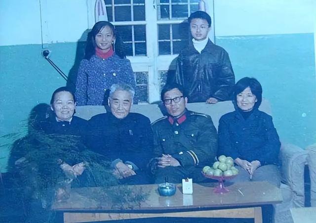 特赦十年后82岁的黄维不顾劝阻重返战犯管理所2号监室睡一晚