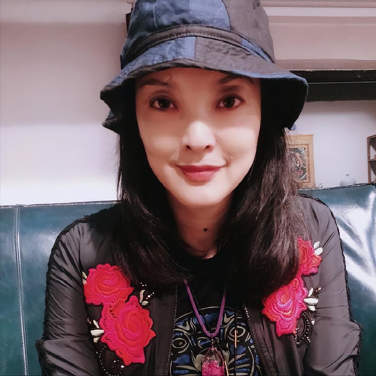 回顾张纪中执导武侠片出名娶杜星霖生2子今一家4口幸福美满