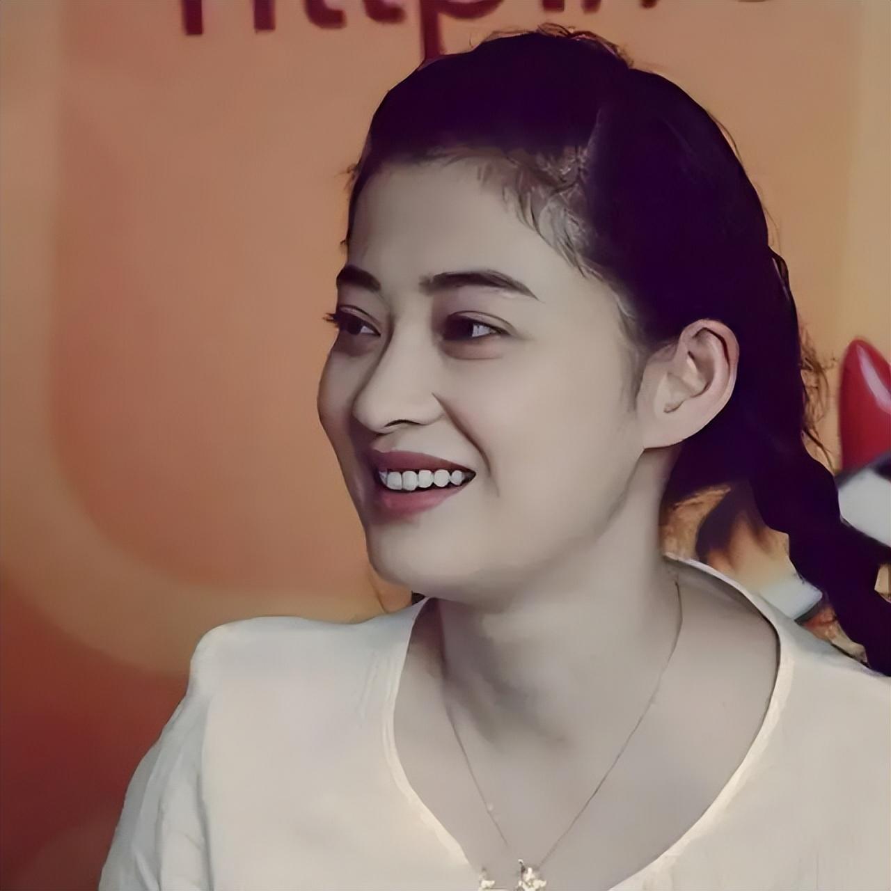 回顾梅婷和前夫鄢颇有缘无份二婚嫁给摄影师后儿女双全无遗憾