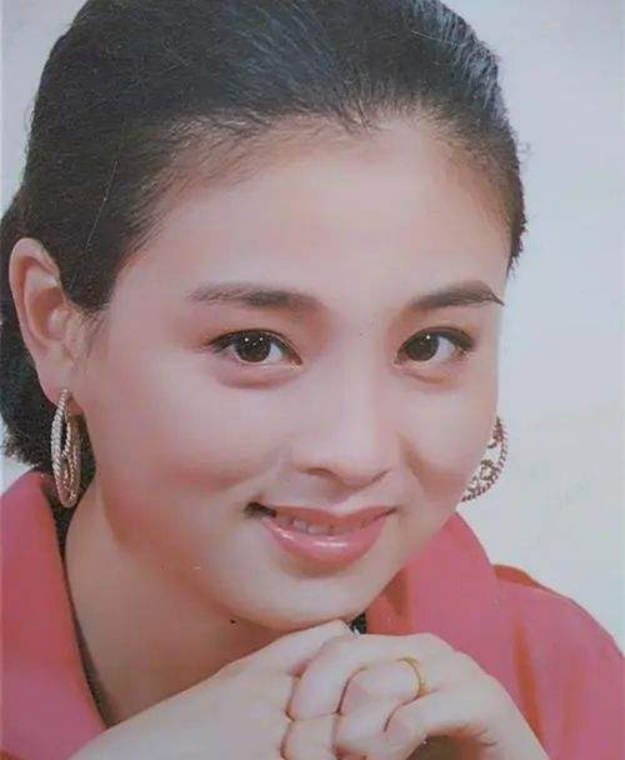 回顾演员赵明明刚出产房被离婚单亲妈妈23年风光背后有眼泪