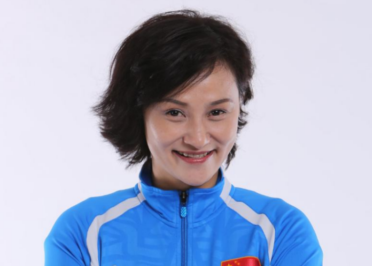 一次聚会,情绪低迷的高敏认识了加籍华裔——陈志刚.