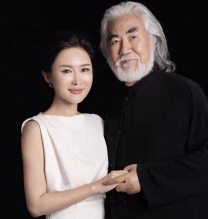 回顾张纪中执导武侠片出名娶杜星霖生2子今一家4口幸福美满