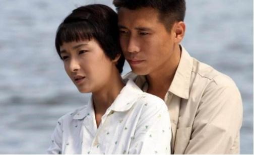 戏里,李乃文与左小青经过一系列故事,走进了婚姻的殿堂,但他们的幸福