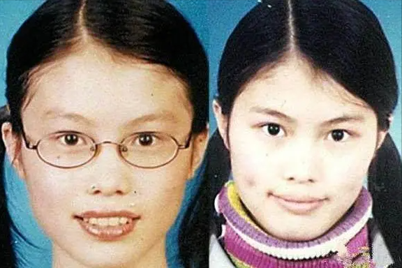同学们眼中就是当年的"丑女无敌",戴着黑框眼镜,带着牙套,扎着双马尾