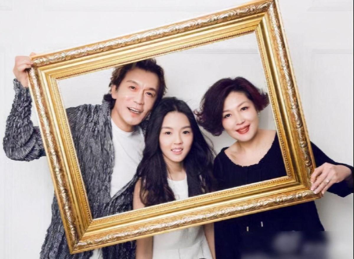 回顾哈文李咏病逝后不改嫁定期给公婆生活费让公婆晚年不流泪