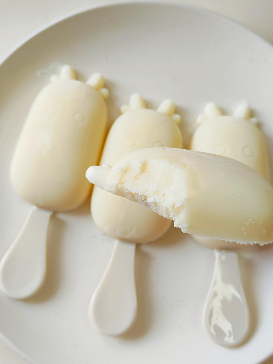 自制牛奶小布丁雪糕让你一举两得!用简单材料搅拌煮制后冷冻即可.