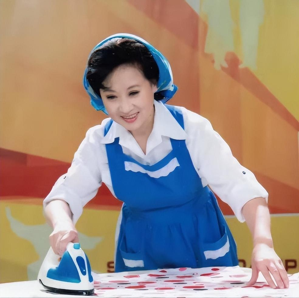 回顾她是央视主持人退休8年被央视返聘今72岁被誉为最美姥姥