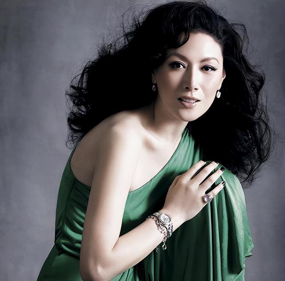 回顾著名演员任达华因爱不要孩子50岁看到女儿时热泪盈眶