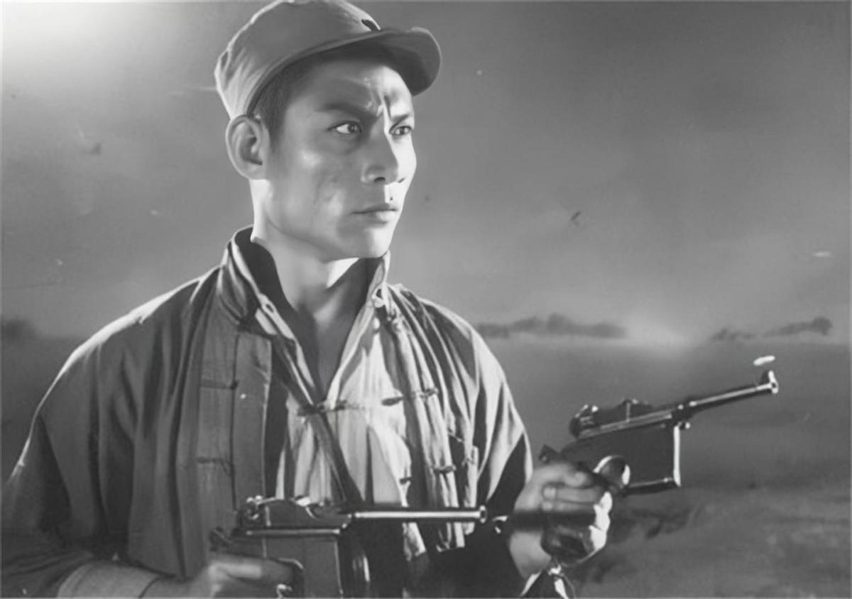 拿到饰演20世纪上半叶家喻户晓的英雄人物"双枪李向阳"的机会.