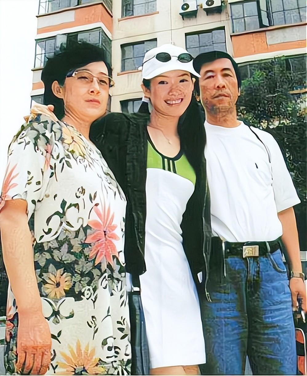 可实际上章子怡的父母都是普通颜值,与章子怡完全不同,相反她的哥哥章