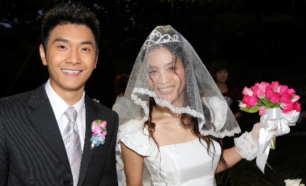 而在邢傲伟的婚礼上,王媞依旧穿着高调,要不是有新娘的礼服压着,或许