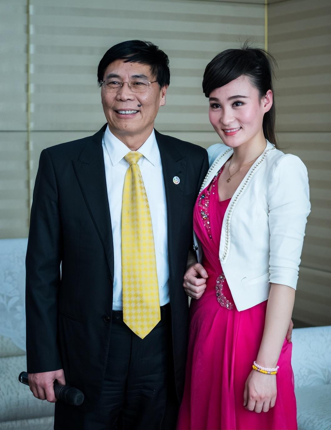 这个集体婚礼活动举办的很顺利,笑林的表演也得到全场的掌声,可以说