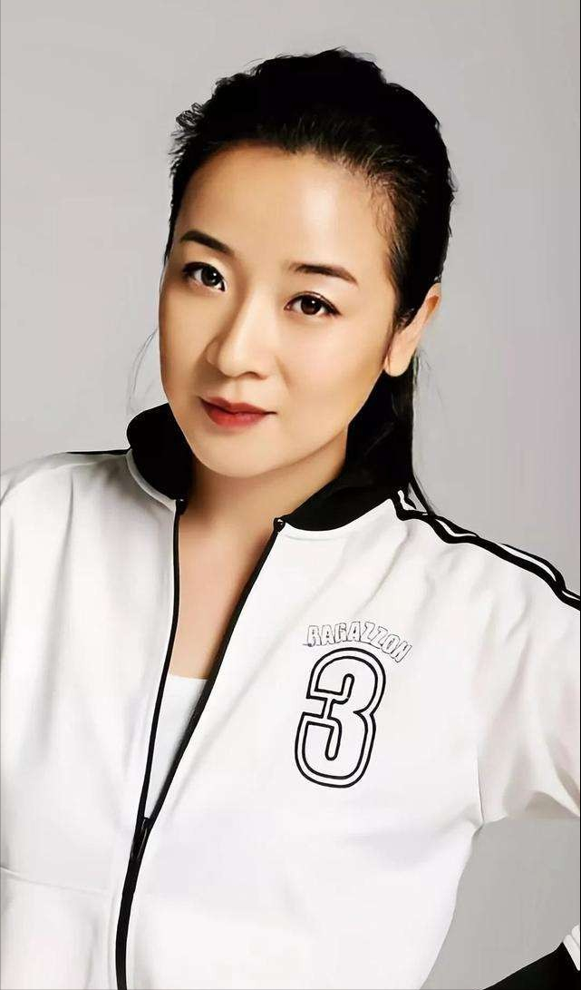 回顾陈小艺事业巅峰下嫁丑男人至中年约会小鲜肉回味青春