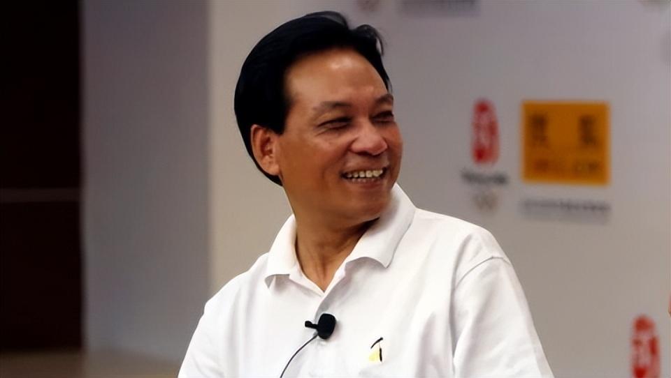 回顾演员黄梅莹命运坎坷嫁给金鑫后苦尽甘来恩爱38年生一子