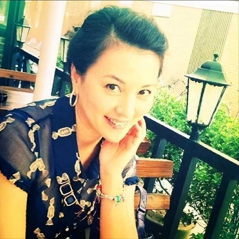 回顾主持人梦桐与富商结婚19年零绯闻今47岁风韵犹存