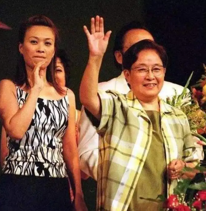 回顾那英为爱生下一子分手后带儿子嫁给男闺蜜如今生活怎样了