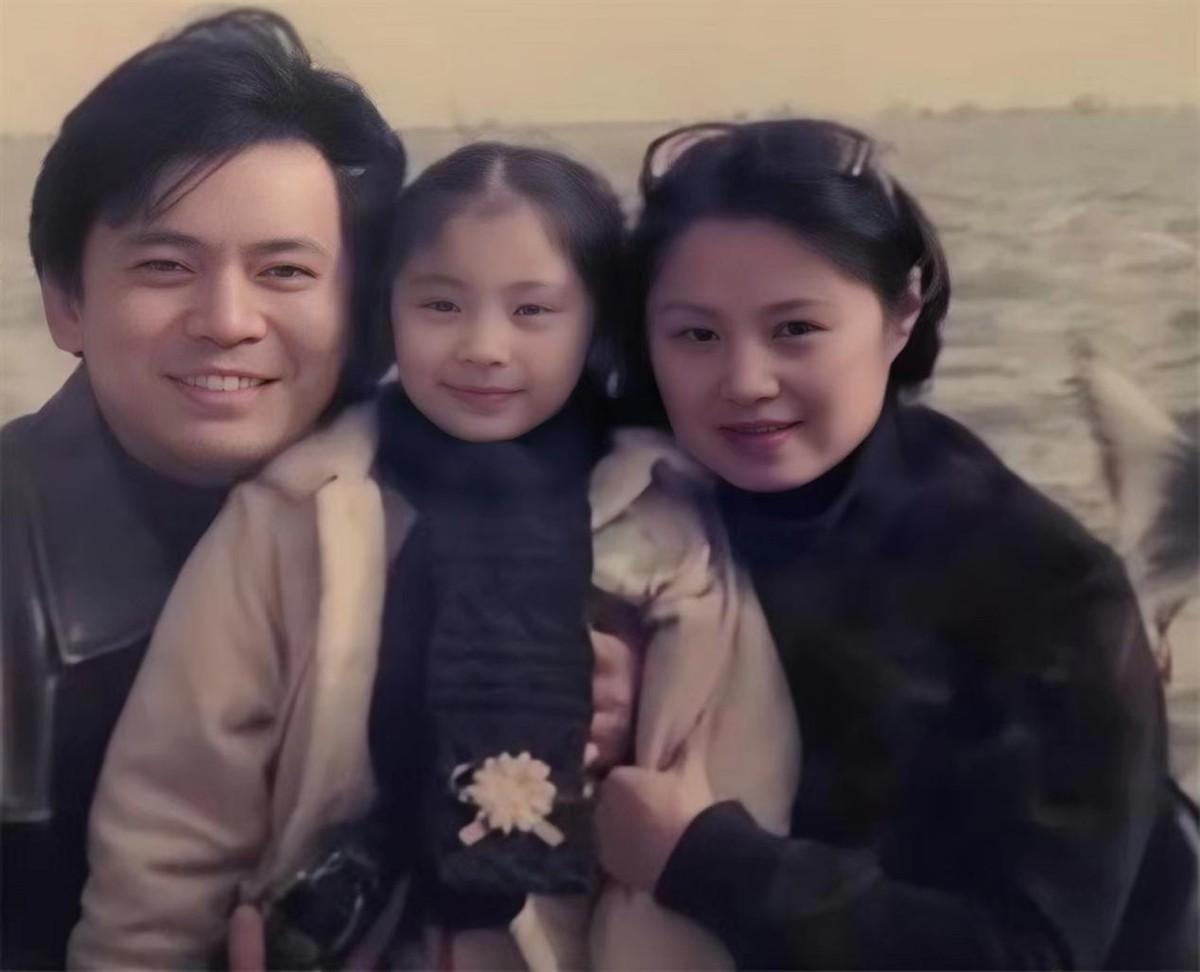 回顾何政军错过巩俐娶范雨为妻结婚30年家庭事业两头旺