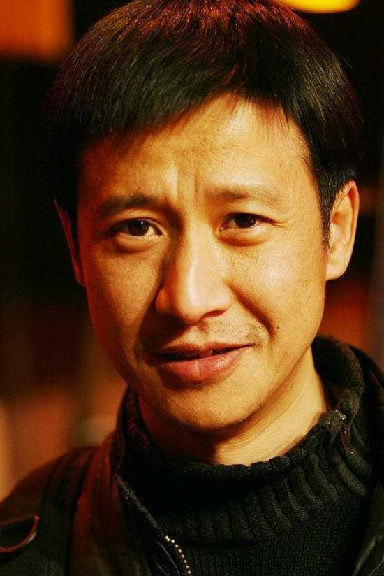 回顾张国强为救癌症父亲累到尿血他让单身的母亲晚年不流泪