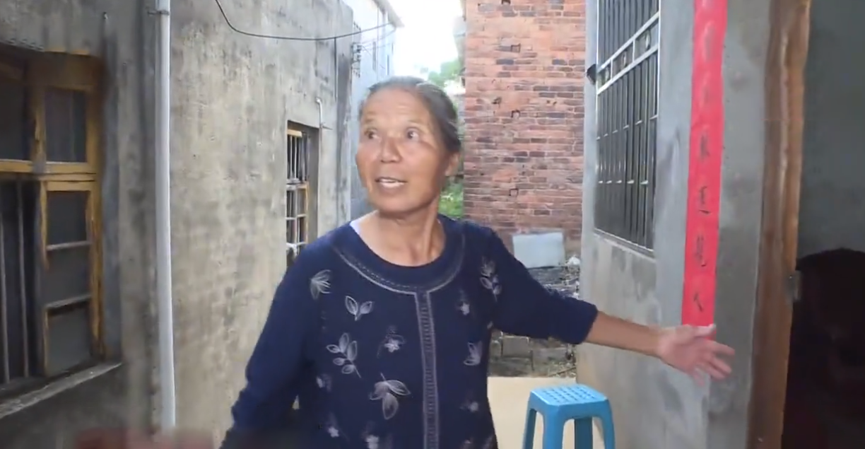 刘俊环是湖南郴州的一名老人,这三十年来她每天都过得十分痛苦,以泪