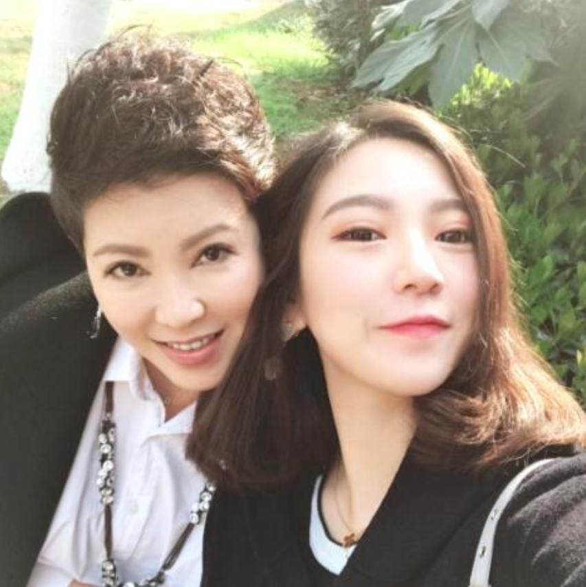 回顾歌手杭天琪与小13岁丈夫闪婚47岁高龄生子她幸福吗