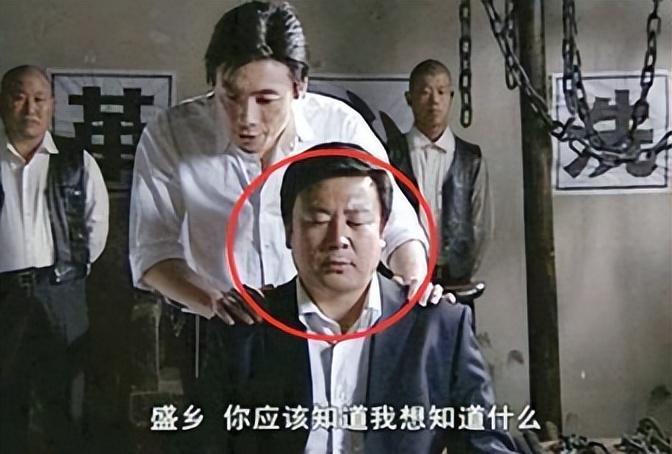 回顾潜伏穿帮镜头消失的道具不算什么还有凭空变字的信