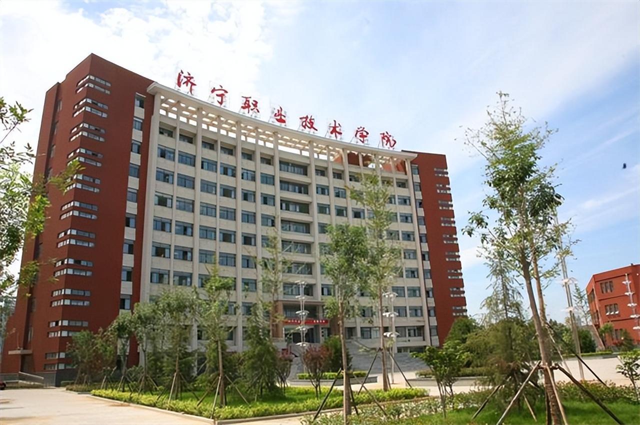 polo衫,以一个大学新生的身份,带着满身的喜悦踏入了济宁职业技术学院