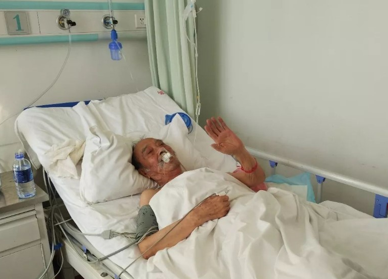 时间来到几个月后,此时赵东平已经不再单单是腹痛和粪便外层有油脂的