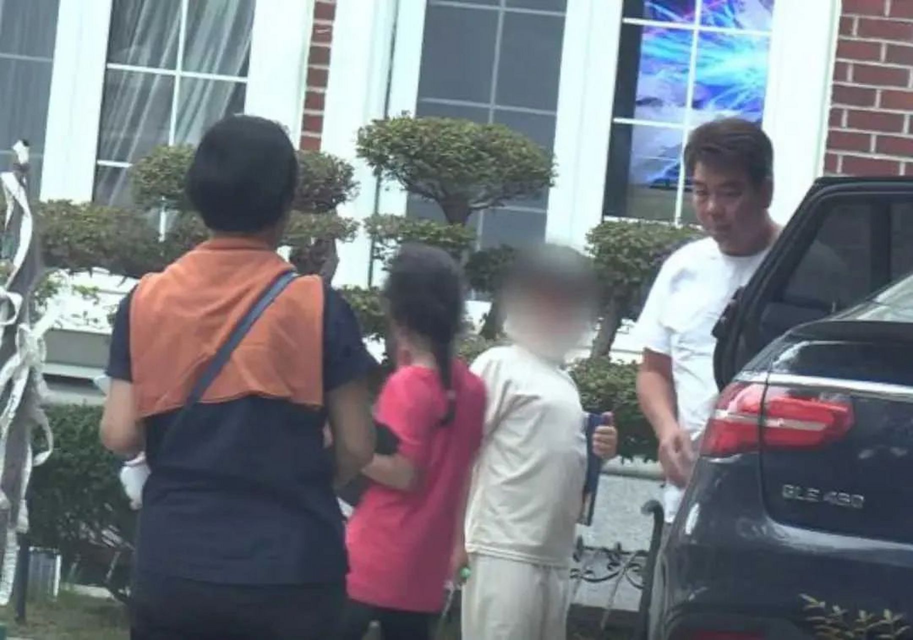 狗仔江小宴爆料孩子其实是合伙人李承峰的.